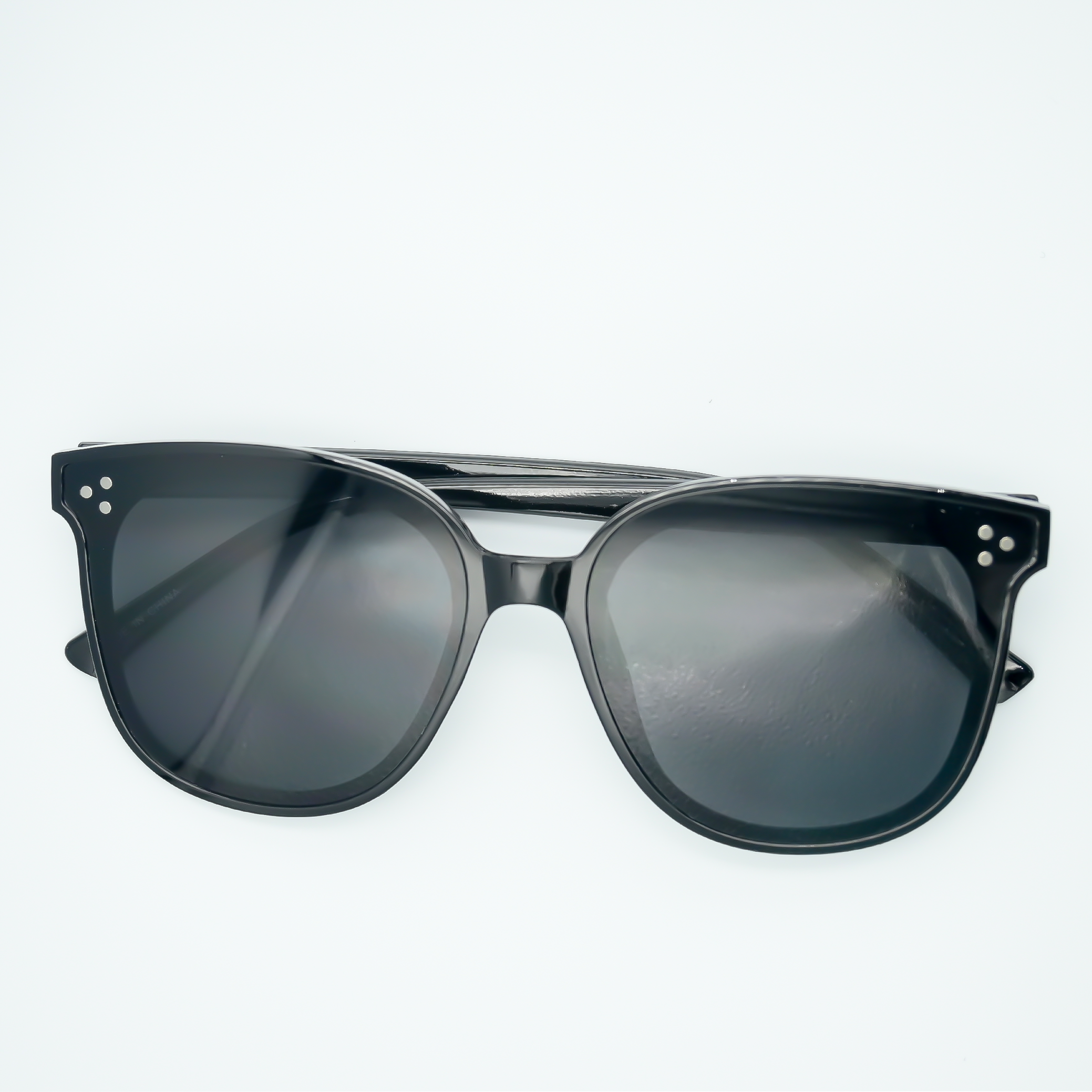 Black square vintage sunglasses, retro square sunglasses for men and women, UV protection black sunglasses, stylish black square sunglasses, vintage-inspired square sunglasses, unisex black square sunglasses, trendy square sunglasses for summer, bold square frame sunglasses, luxury square sunglasses with UV protection.