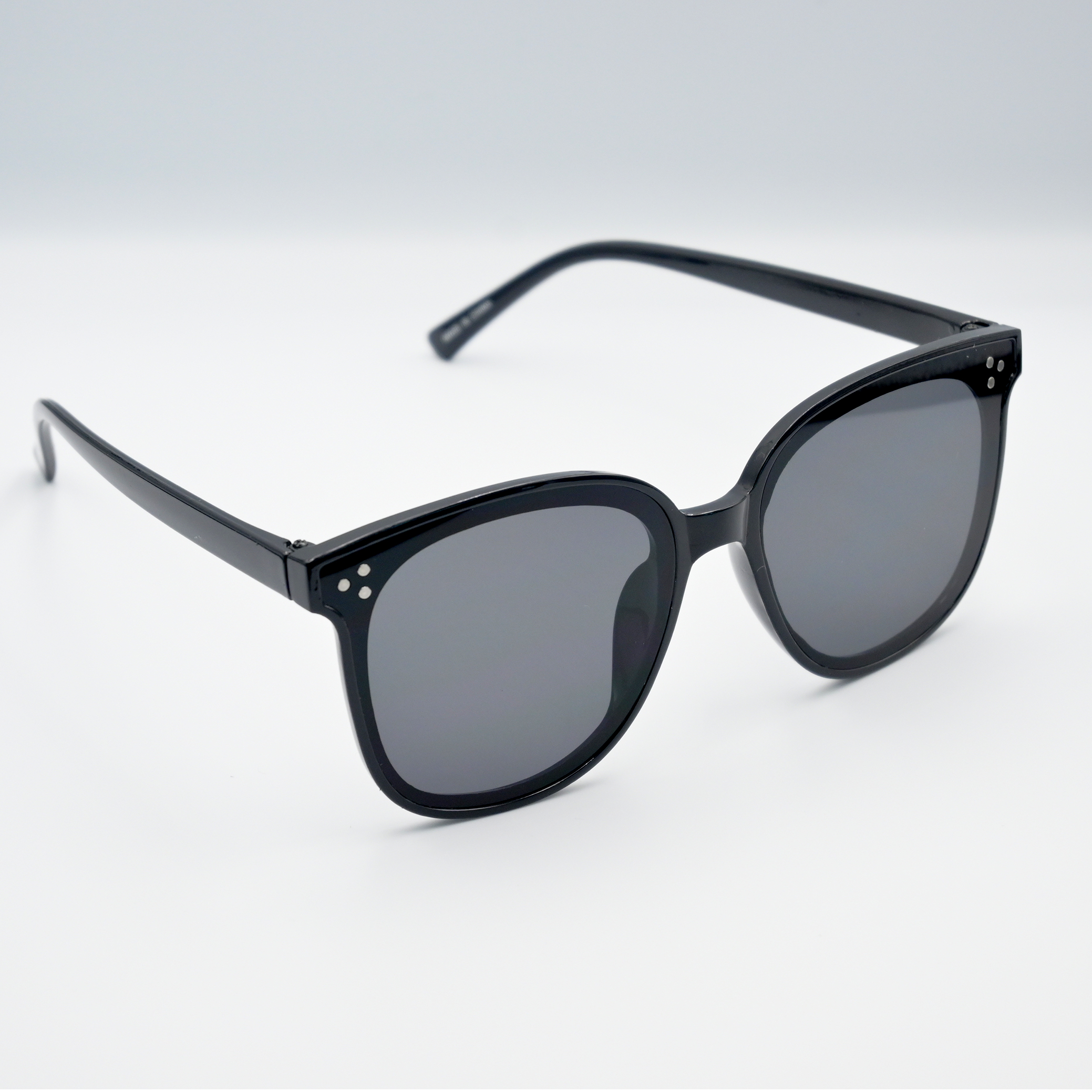 Black square vintage sunglasses, retro square sunglasses for men and women, UV protection black sunglasses, stylish black square sunglasses, vintage-inspired square sunglasses, unisex black square sunglasses, trendy square sunglasses for summer, bold square frame sunglasses, luxury square sunglasses with UV protection.